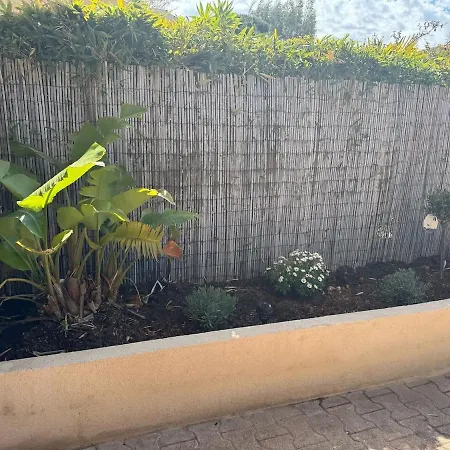 Entier Avec Jardin Pour 2 A 6 Personnes Avec 2 Et Convertible Dans Le Salon Apartment Six-Fours-les-Plages